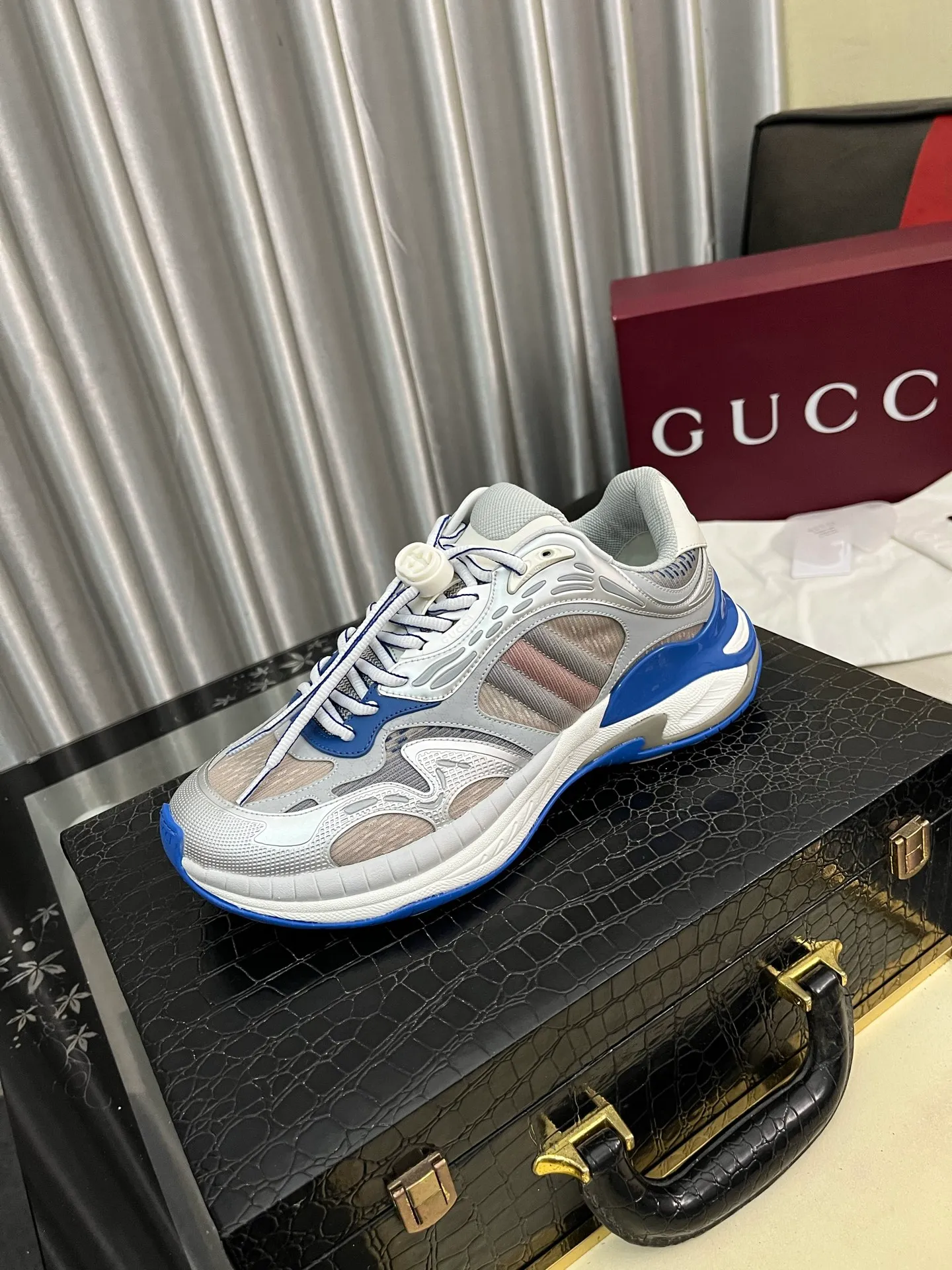 Men's men's shoes 💰1040⌚️⌚️GUCCI Gucci's new dad shoes 🇮🇹Top version🇮🇹🔜Purchasing level High version: The original disassembly took more than 3 months to develop 1:1, the version has been upgraded again, chips, packaging, imported mesh, all made with computerized cars Couple 👫 style 🔜Versatile in all seasons🔜 Fashion🔜 Personality 🔜Distinctive 🔵Full range of layouts, welcome to inquire for pictures Outsole: The latest original developed TPU vacuum Upper: Original mesh, super breathable 💯Full set of packaging Medium and low belt LOGO Size: Women's size 35-40 Men's size 38-45 (38 45 customized